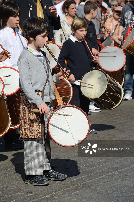 普罗旺斯鼓手或鼓童在米拉波大道上的鼓或鼓节上图片素材