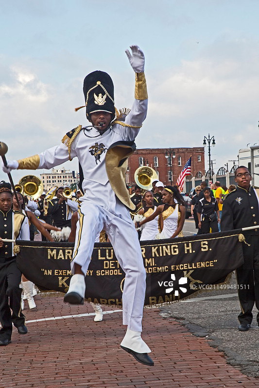 底特律，密歇根州-底特律劳动节游行中的马丁·路德·金高中军乐队图片素材