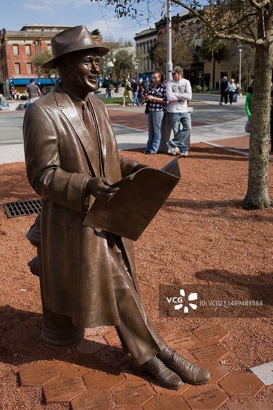 纪念伟大歌曲作者约翰尼·默瑟的青铜雕塑，佐治亚州萨凡纳图片素材