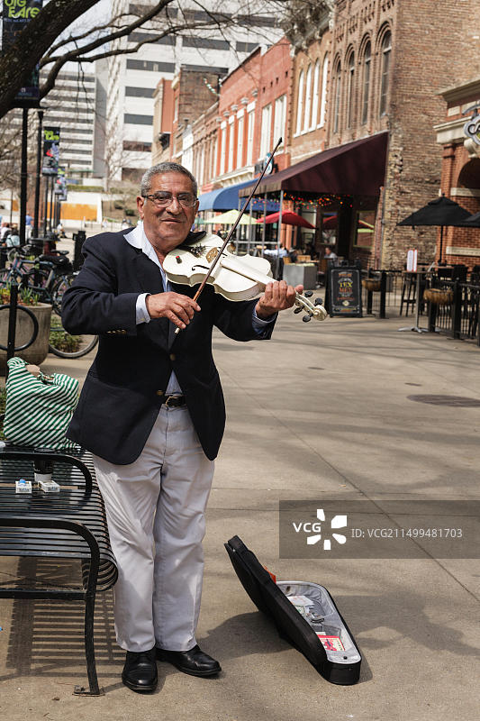 美国田纳西州诺克斯维尔市场广场的小提琴手图片素材