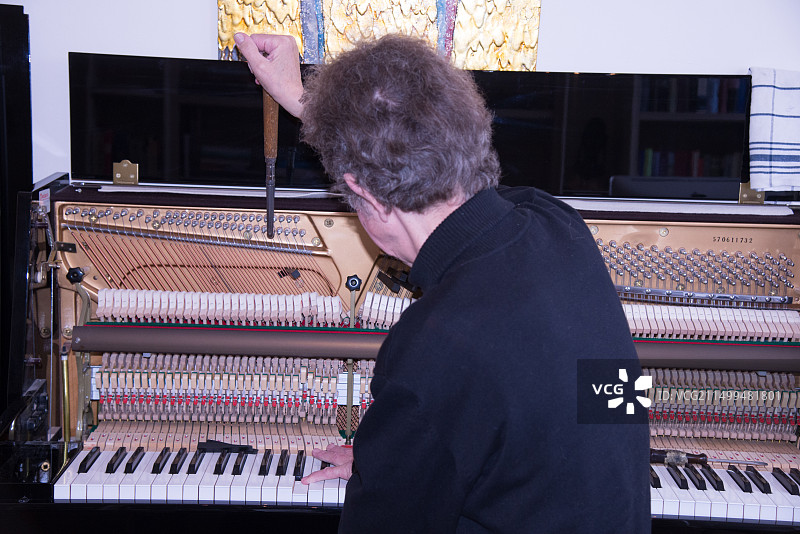 钢琴调音师工作场景图片素材