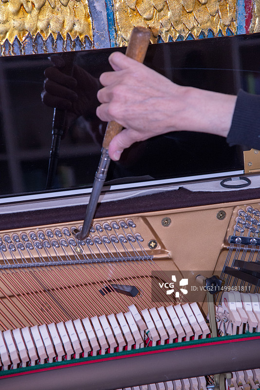 钢琴调音师工作场景图片素材