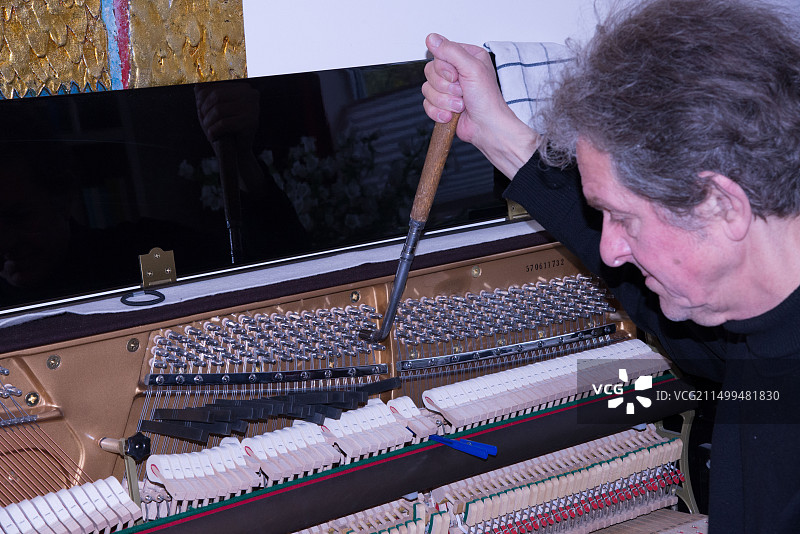 钢琴调音师工作场景图片素材