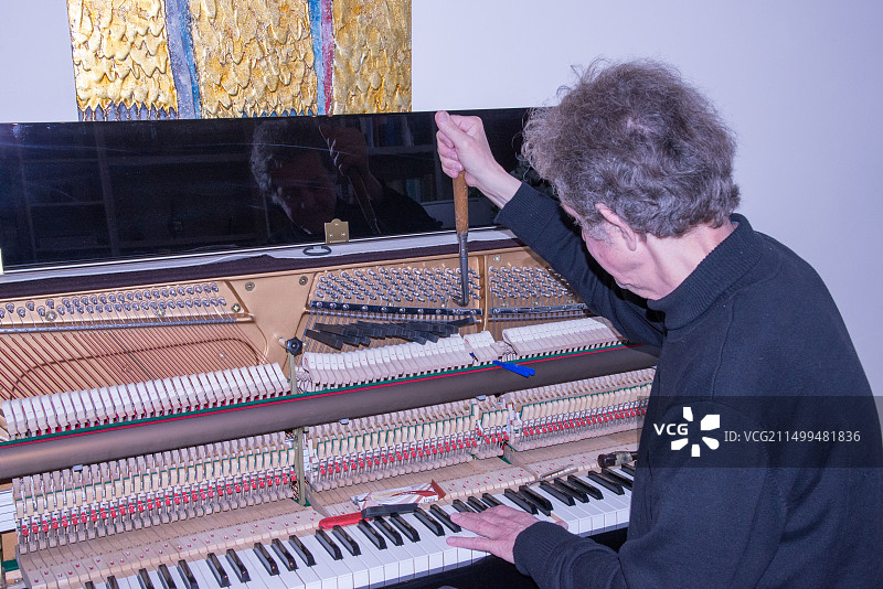 钢琴调音师工作场景图片素材
