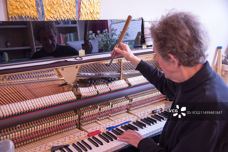 调音师用棘轮在钢琴上工作图片素材