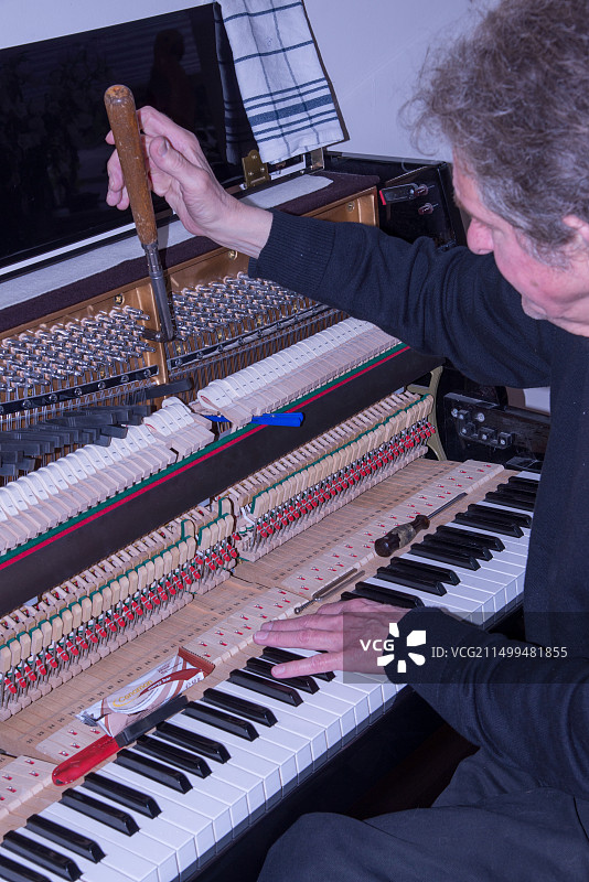 钢琴调音师工作场景图片素材