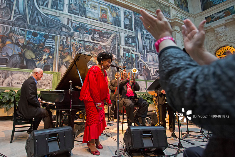 比尔·迈耶的底特律新奥尔良乐队在底特律艺术学院的里维拉庭院演出图片素材