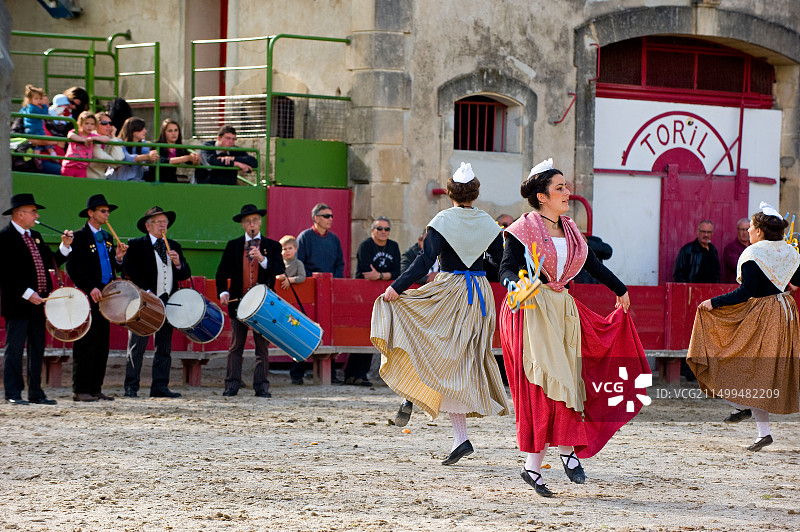 法国加尔省艾格维沃斗牛场的传统普罗旺斯音乐和舞蹈图片素材