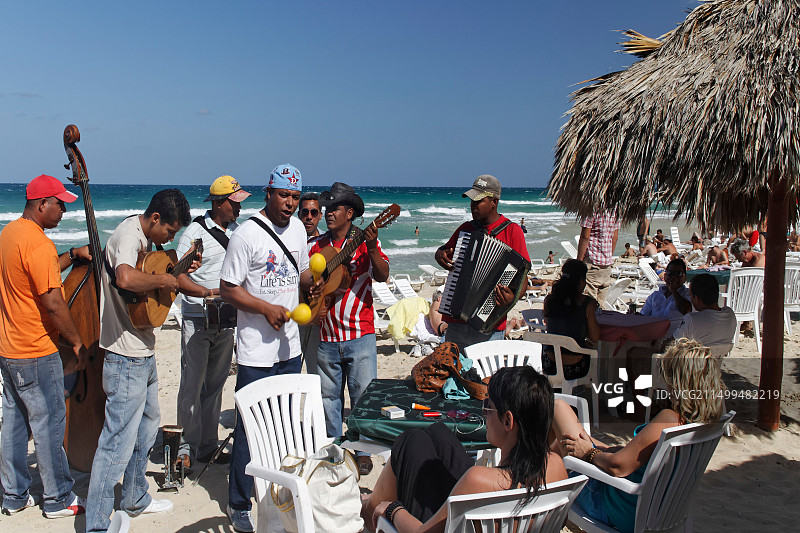 在古巴哈瓦那附近圣玛丽亚德尔埃斯特海滩的音乐家图片素材