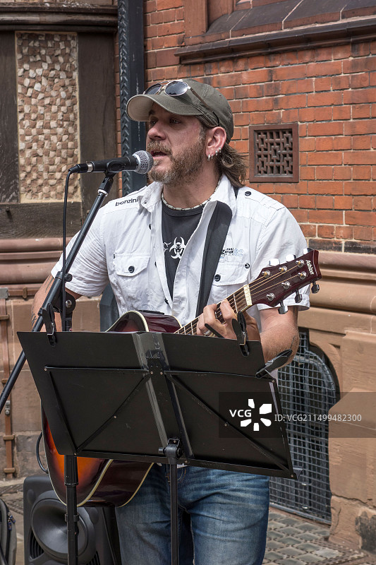 街头艺人内森·沃克在坎特伯雷大街表演图片素材