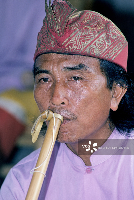 在印度尼西亚巴厘岛高地寺庙节上的加麦兰音乐家人像图片素材