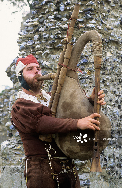 中世纪历史重演：吟游艺人吹奏风笛图片素材