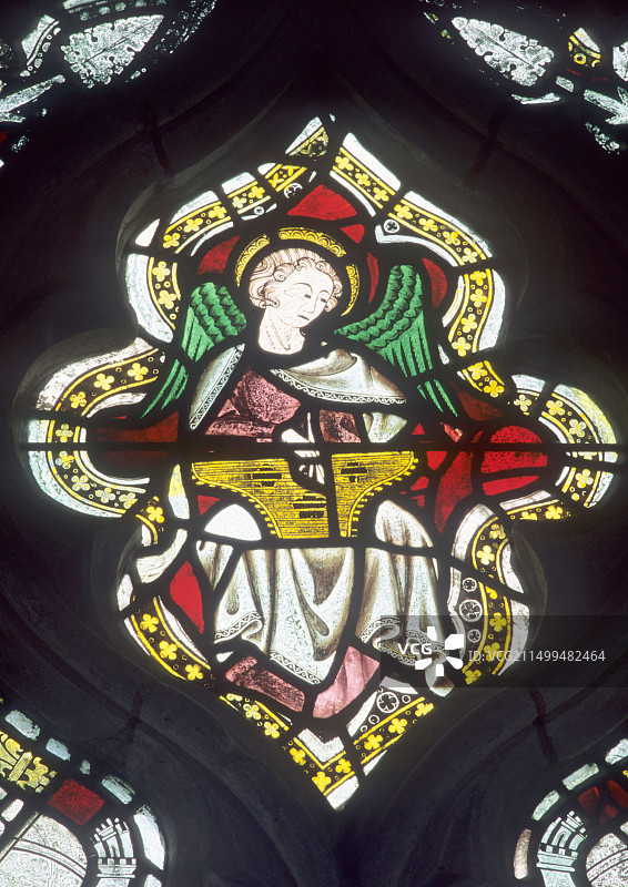 带翼天使弹拨中世纪诗篇乐器的音乐家，位于英国诺福克郡图片素材