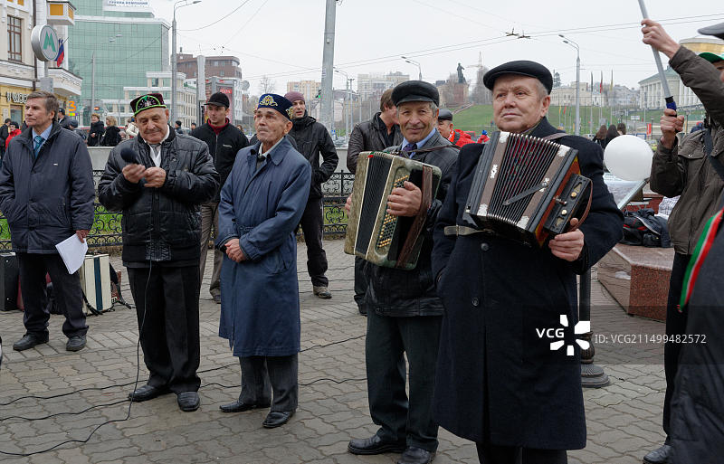 俄罗斯喀山，当地居民用手风琴音乐庆祝鞑靼斯坦国庆日图片素材