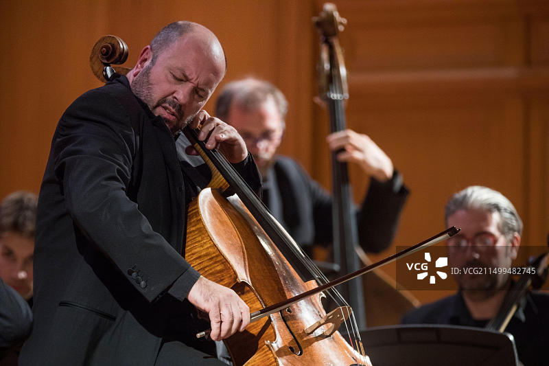 俄罗斯莫斯科，意大利大提琴家恩里科·丁多在莫斯科音乐学院大厅举办音乐会图片素材