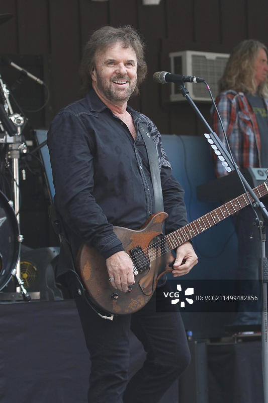 歌手、词曲作者兼吉他手唐·巴恩斯在与.38 Special的“现场”音乐会上表演图片素材