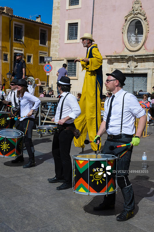 西班牙昆卡古城的主广场，有音乐家和鼓手图片素材