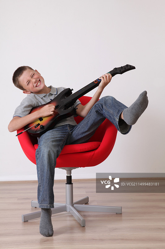 小男孩玩吉他游戏图片素材