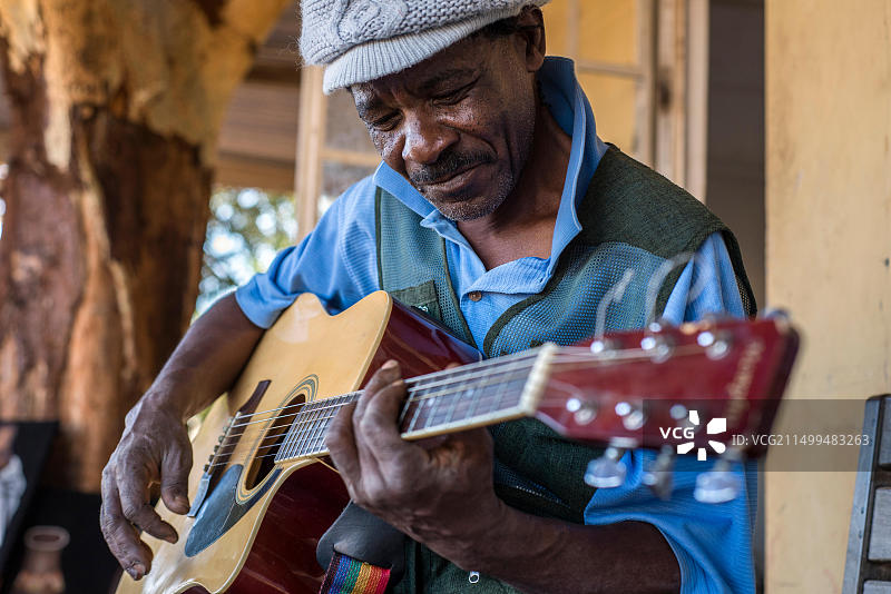 教练亚伦·辛富奎在赞比亚皇家利文斯顿高尔夫俱乐部演奏雷鬼音乐。他有45年的高尔夫经验。亚伦说，他训练了数百名冠军，最好的学习者是他的儿子亚伦·辛富奎二世。亚伦·辛富奎二世是赞比亚最好的年轻高尔夫球手之一。图片素材