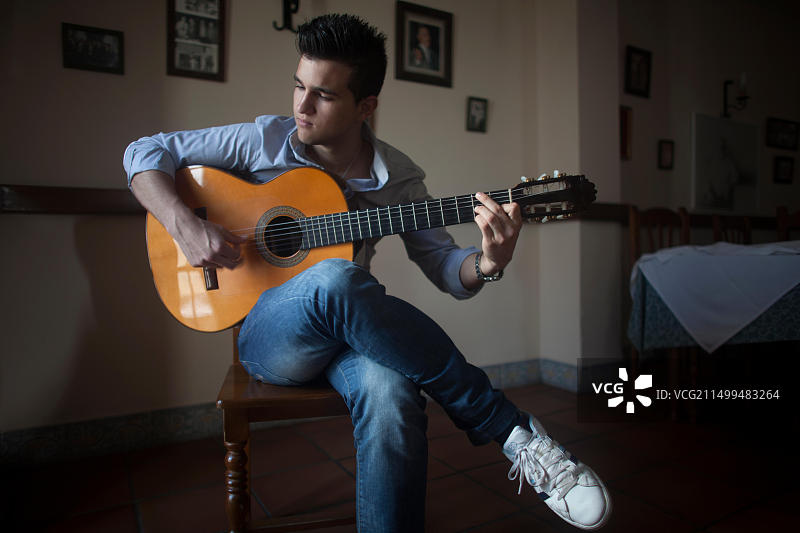 十六岁弗拉门戈吉他手Didier Macho图片素材