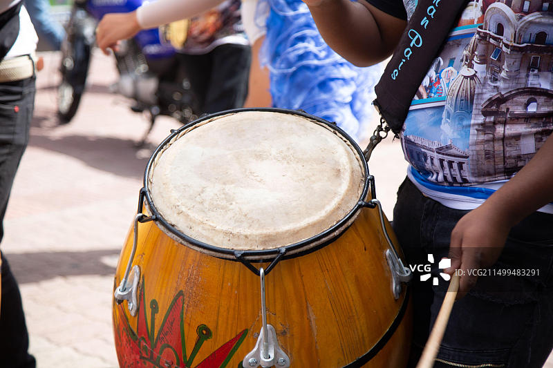 打击乐手演奏坎东贝鼓的细节图片素材