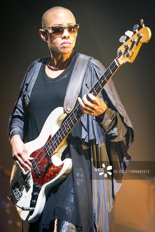 意大利米兰阿萨戈。2011年11月21日。美国歌手/词曲作者兰尼·克拉维茨在Mediolanum Forum的舞台上现场表演图片素材