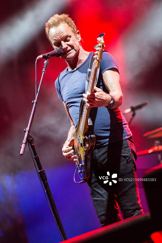 瑞士洛迦诺：2017年7月19日，英国歌手兼演员戈登·马修·托马斯·萨姆纳（舞台上更为人所知的名字是斯汀）现场表演。图片素材