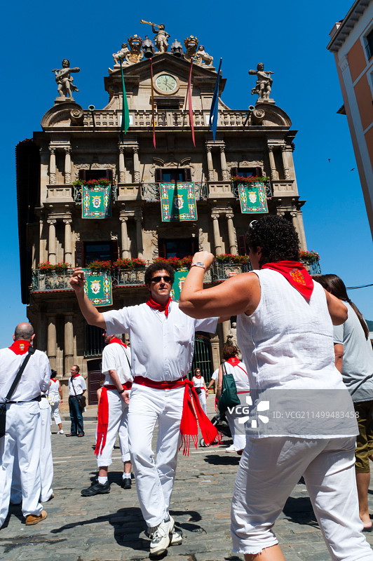 音乐乐队与舞蹈，市政厅广场，圣费尔明节街头派对，西班牙潘普洛纳图片素材