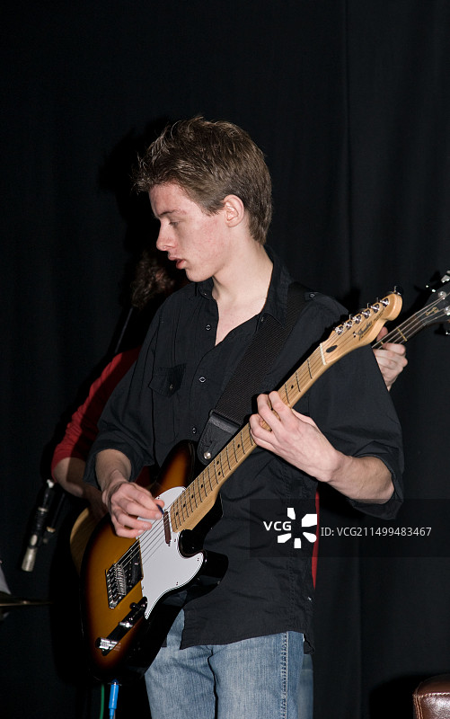 青少年弹吉他图片素材