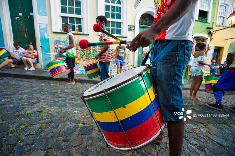 巴西萨尔瓦多：年轻的巴西鼓手在佩洛尼奥旅游区为游客表演图片素材