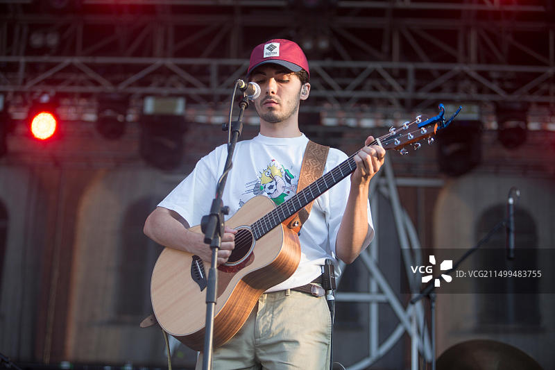 2019年7月17日，意大利科莱尼奥：意大利词曲作者Fulminacci在鲜花节Motta现场展览前演出图片素材