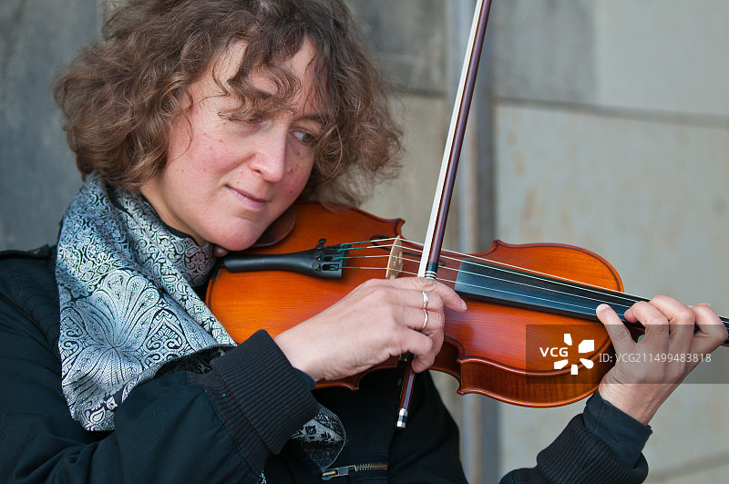 在德国德累斯顿茨温格宫演奏小提琴的女人图片素材