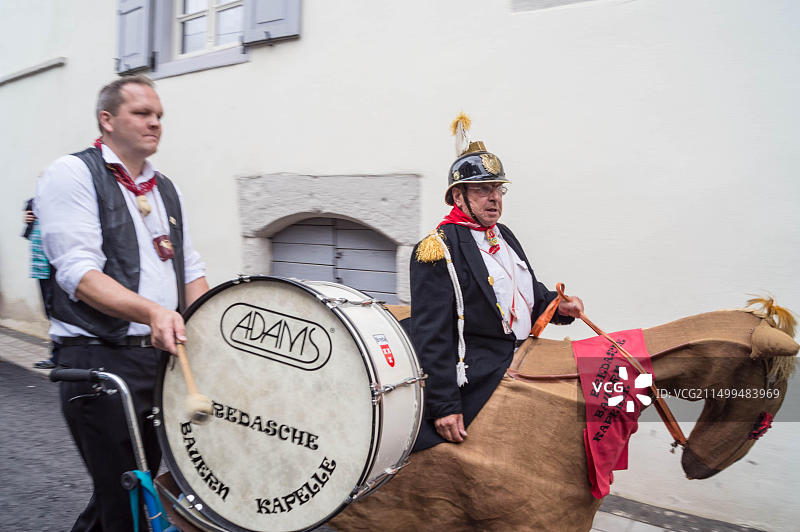 Bredasche Bauernkapelle铜管乐队在德国摩泽尔河特拉本-特拉巴赫附近的沃尔夫葡萄酒节上图片素材