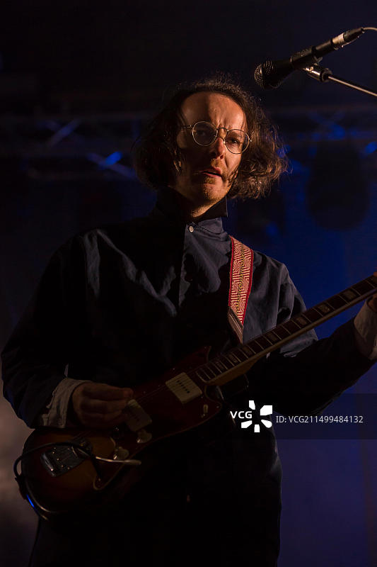 英国苏格兰索恩希尔：苏格兰独立摇滚乐队Frightened Rabbit的Andy Monaghan在Electric Fields音乐节第一天担任主角图片素材