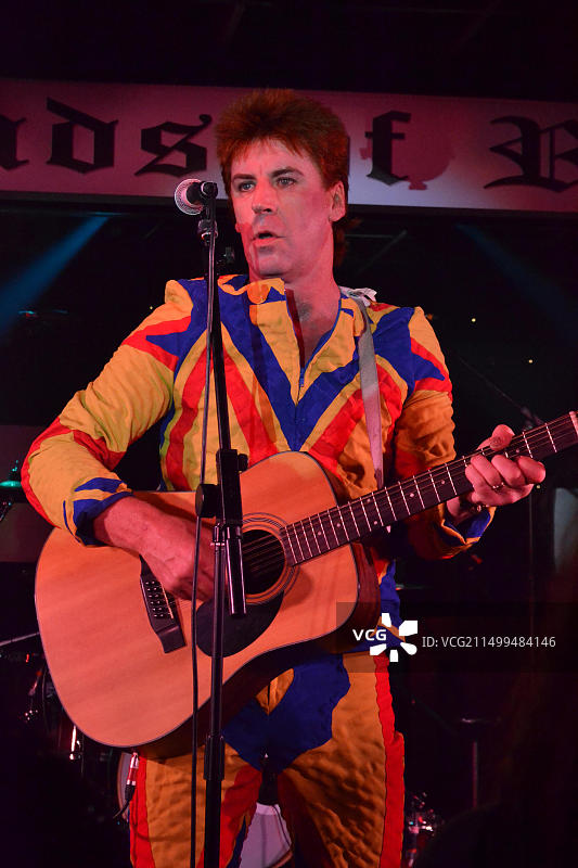 英国诺福克郡雅茅斯摇滚传奇年度音乐节上的大卫·鲍威致敬表演图片素材