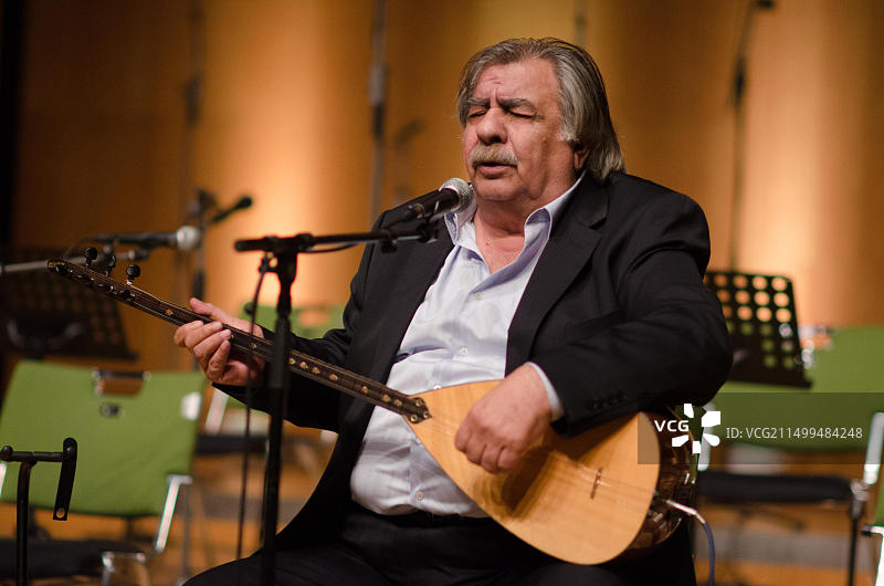 阿里夫·萨格在土耳其音乐会上演奏土耳其传统乐器萨兹琴图片素材