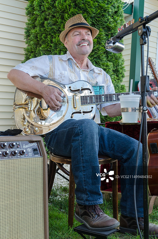 戴夫·梅洛在2013年缅因州布鲁斯音乐节上表演。缅因州布鲁斯音乐节在父亲节周末于那不勒斯ME举行。图片素材