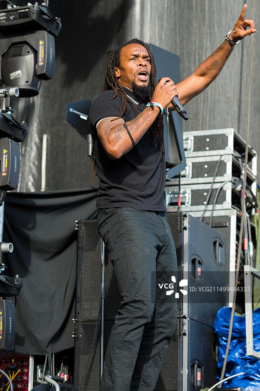 英国苏格兰索恩希尔，2017年9月2日：在Electric Fields音乐节第二天，英国斯卡乐队The English Beat的King Schascha正在表演。图片素材