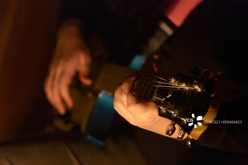 手用原声吉他演奏音乐图片素材
