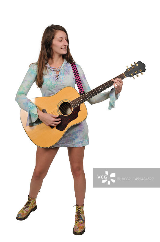 年轻女子弹奏原声吉他图片素材