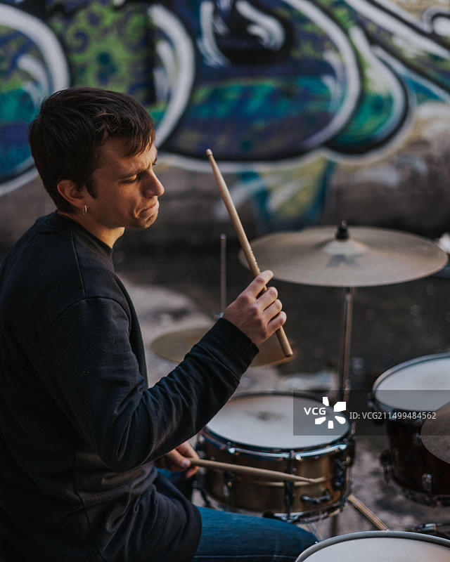 年轻男人在地下环境中打鼓图片素材