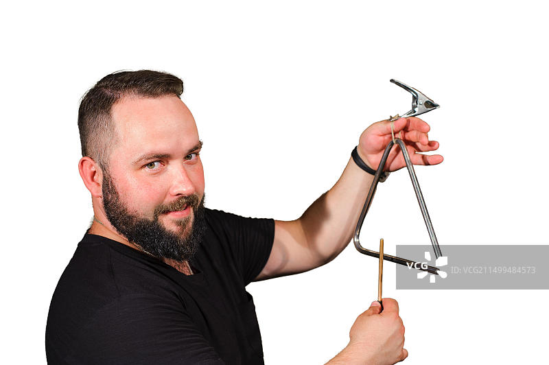 留着胡子的男子演奏打击乐器，白色背景图片素材