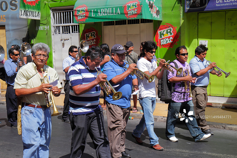 阿rica智利阿图罗·普拉特大街安第斯狂欢节游行彩排图片素材