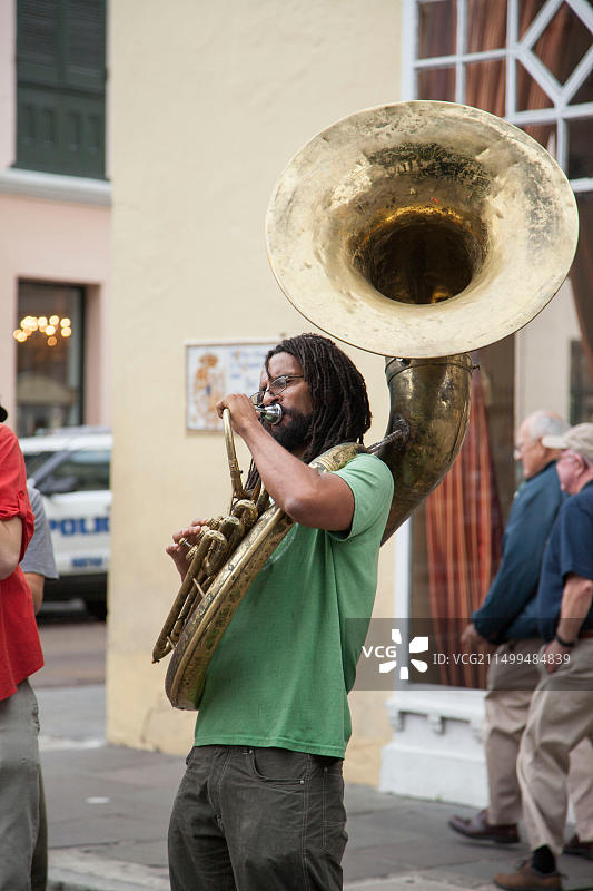 在新奥尔良法国区街头演奏大号的乐手（2016年）图片素材
