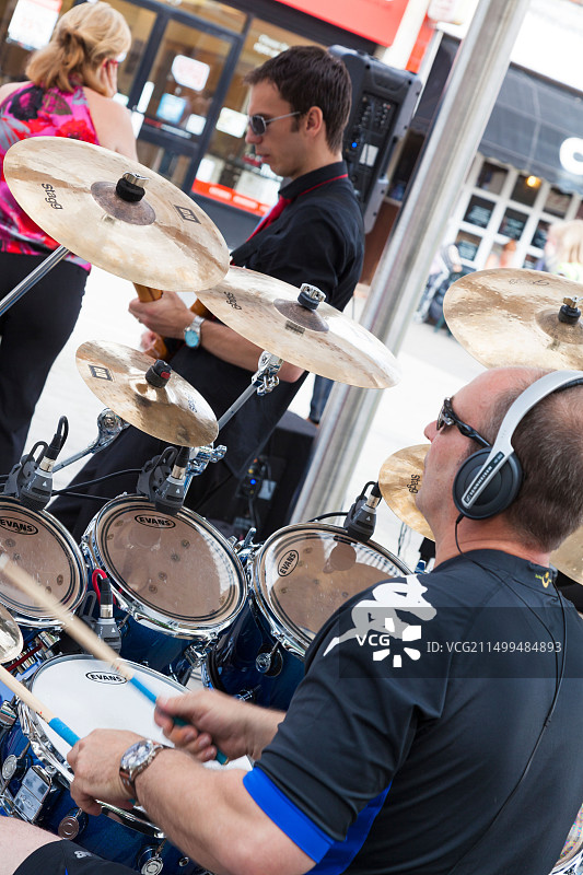 佩戴耳机鼓手的肩部视角图片素材