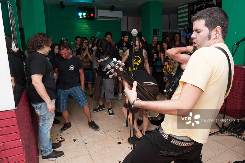来自拉斯帕尔马斯的乐队演奏硬核金属音乐图片素材