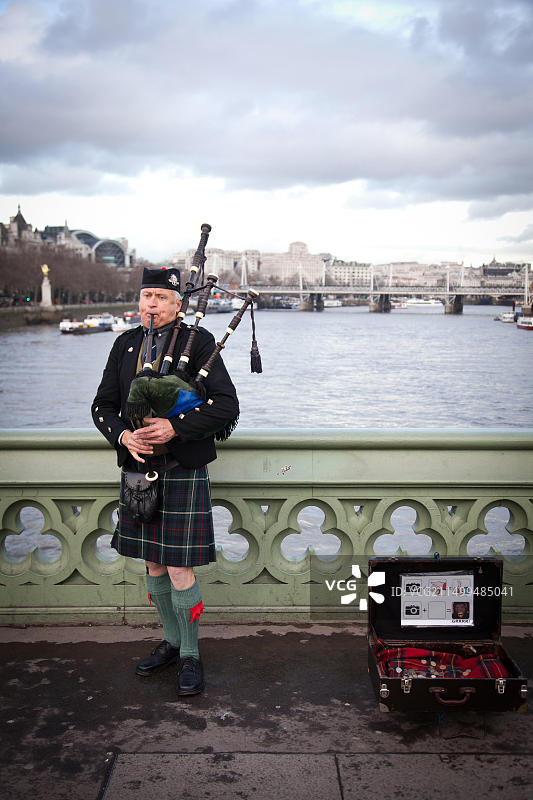 伦敦威斯敏斯特桥上的风笛手图片素材