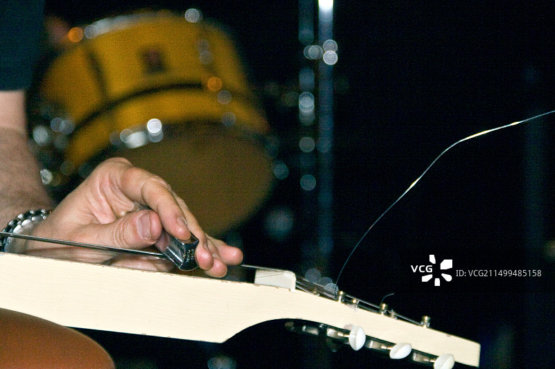 儿子亨利在英国邓迪镇酒吧的现场蓝调表演中演奏滑音吉他的特写图片素材