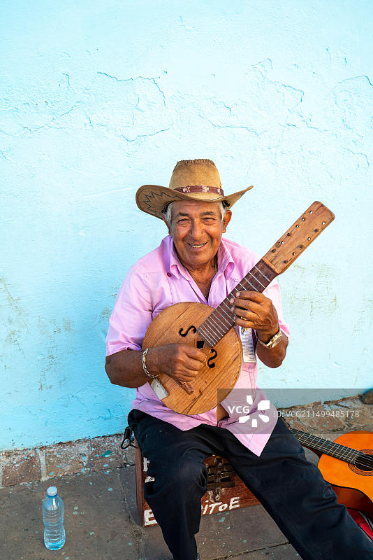 在古巴圣灵省特立尼达马约尔广场的音乐家图片素材