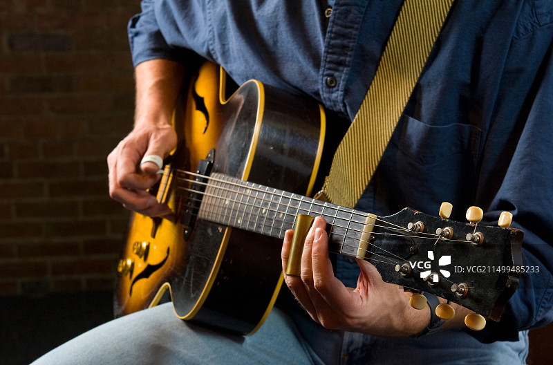 弹吉他的男人图片素材